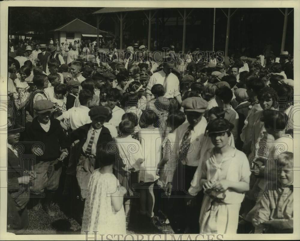 1929 Press Photo The Milwaukee Journal Seckatary Hawkins Club Party - mje01233