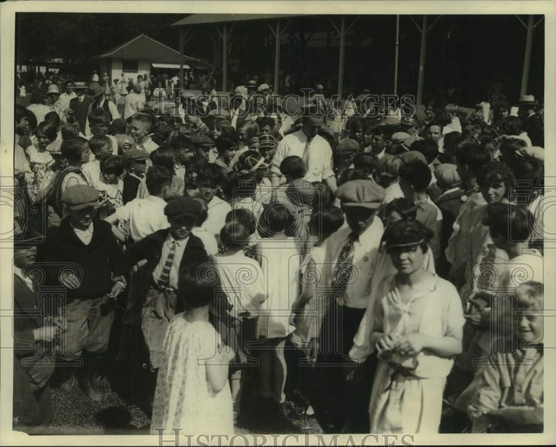 Load image into Gallery viewer, 1929 Press Photo The Milwaukee Journal Seckatary Hawkins Club Party - mje01233
