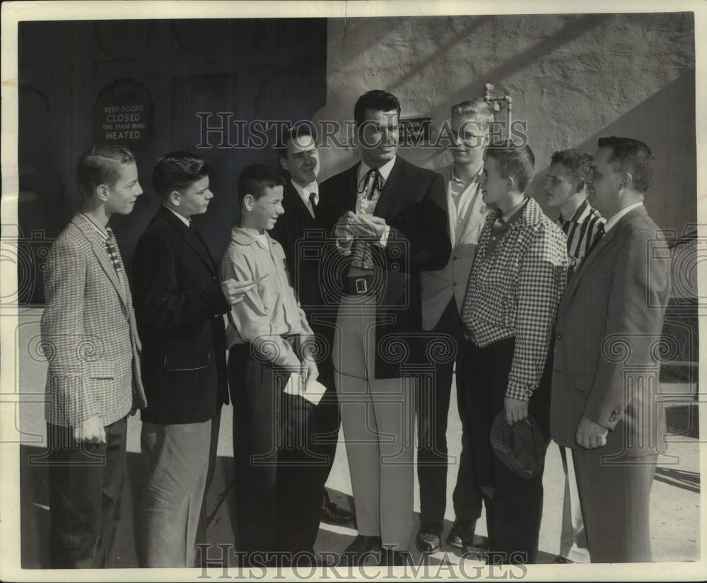 1951 Press Photo Actor James Garner &amp; Milwaukee Journal carriers, Hollywood, CA- Historic Images