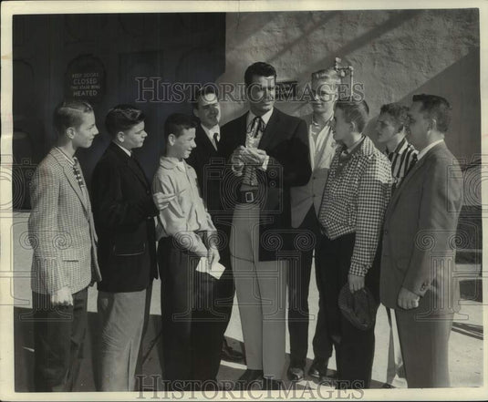 1951 Press Photo Actor James Garner & Milwaukee Journal carriers, Hollywood, CA- Historic Images