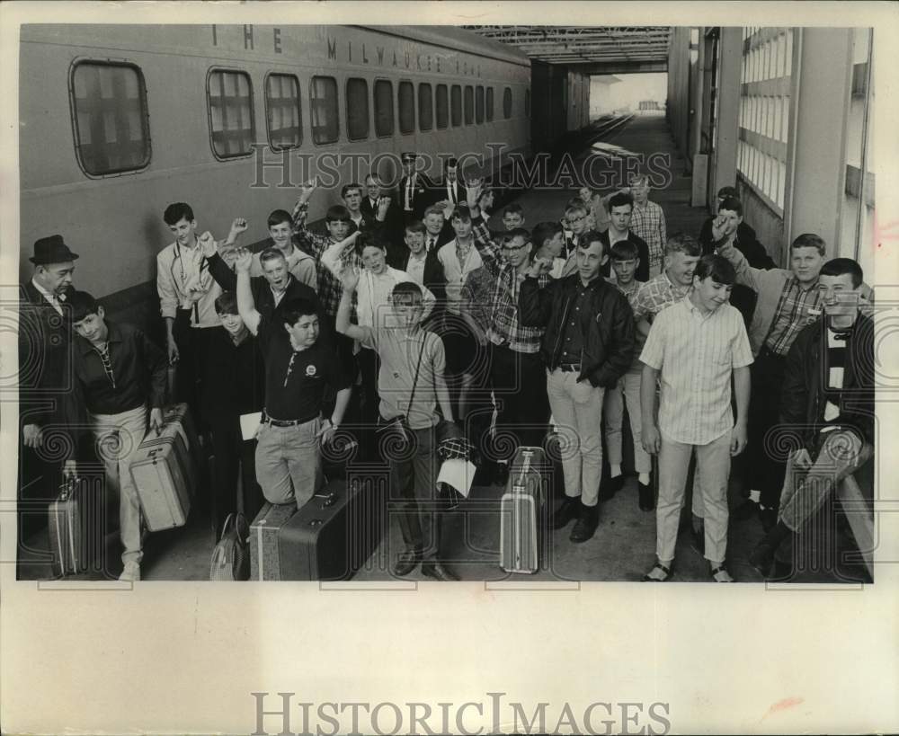 1967 Press Photo Milwaukee Journal carriers about to board, Milwaukee road train