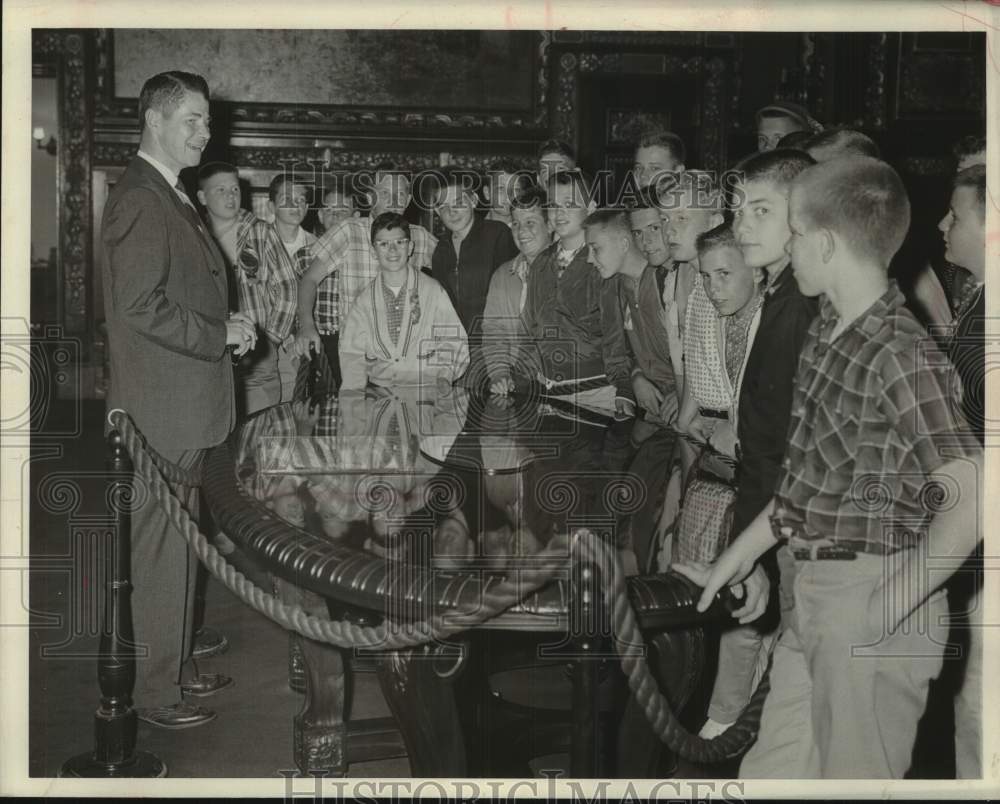 1960 Press Photo Minnesota Governor O Freeman greeted Milwaukee Journal carriers- Historic Images