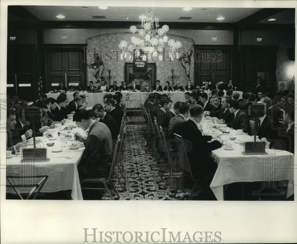 1965 Press Photo The Journal&#39;s high school football dinner, Pfister hotel, WI- Historic Images