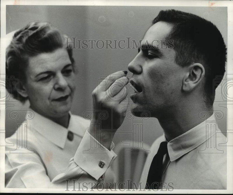 Load image into Gallery viewer, 1965 Press Photo The Milwaukee Journal Nurse Peg Hubing treats a worker, WI
