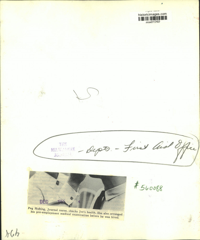 1965 Press Photo The Milwaukee Journal Nurse Peg Hubing treats a worker, WI