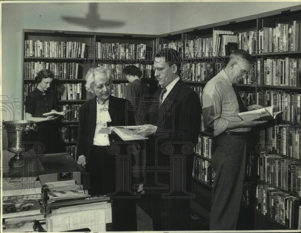 1951 Press Photo Employees in Milwaukee Journal Lending Library - mje01301- Historic Images