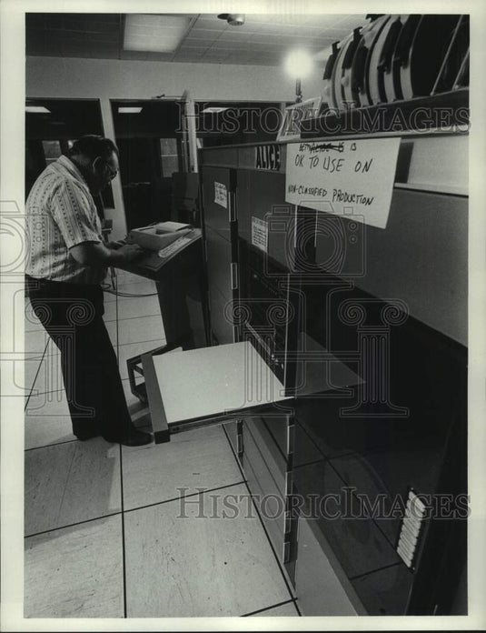 1975 Press Photo Worker in the Milwaukee Journal Composing Department, Wisconsin- Historic Images