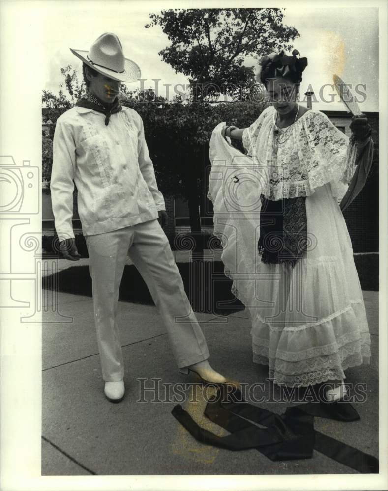 1990 Press Photo Pedro Franco &amp; wife, Iberian Spanish Dancers, Rose Festival, WI- Historic Images