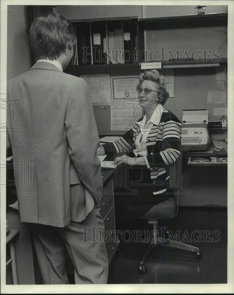 1978 Press Photo Milwaukee Journal worker, Ann Wirth, Personnel Department, WI- Historic Images