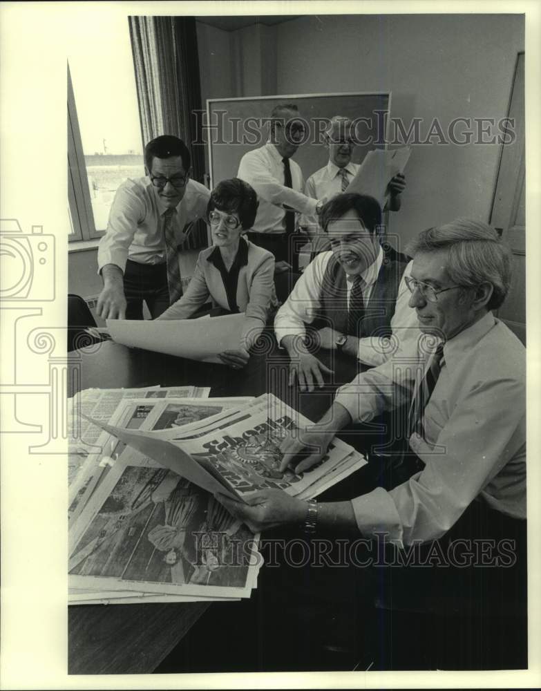 1982 Press Photo Managers in The Milwaukee Journal&#39;s Production Department, WI- Historic Images