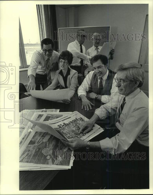 1982 Press Photo Managers in The Milwaukee Journal's Production Department, WI- Historic Images