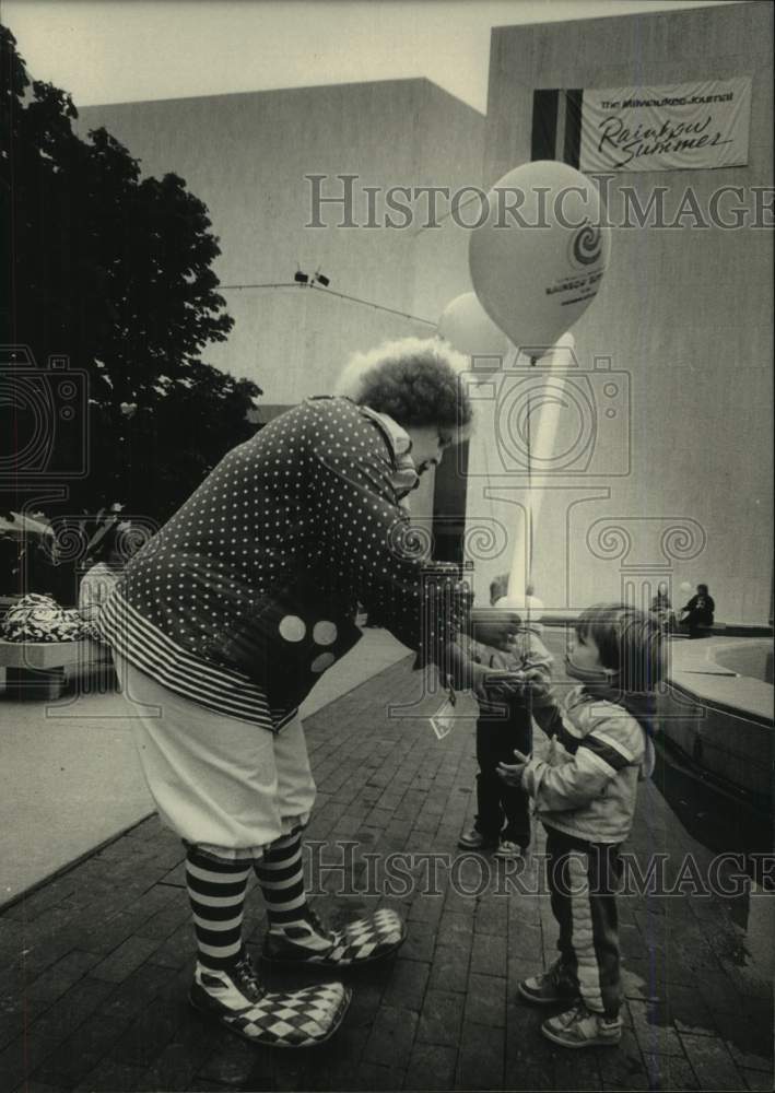 1986 Press Photo Bingo the Clown gave kids balloons, Performing Arts Center, WI- Historic Images