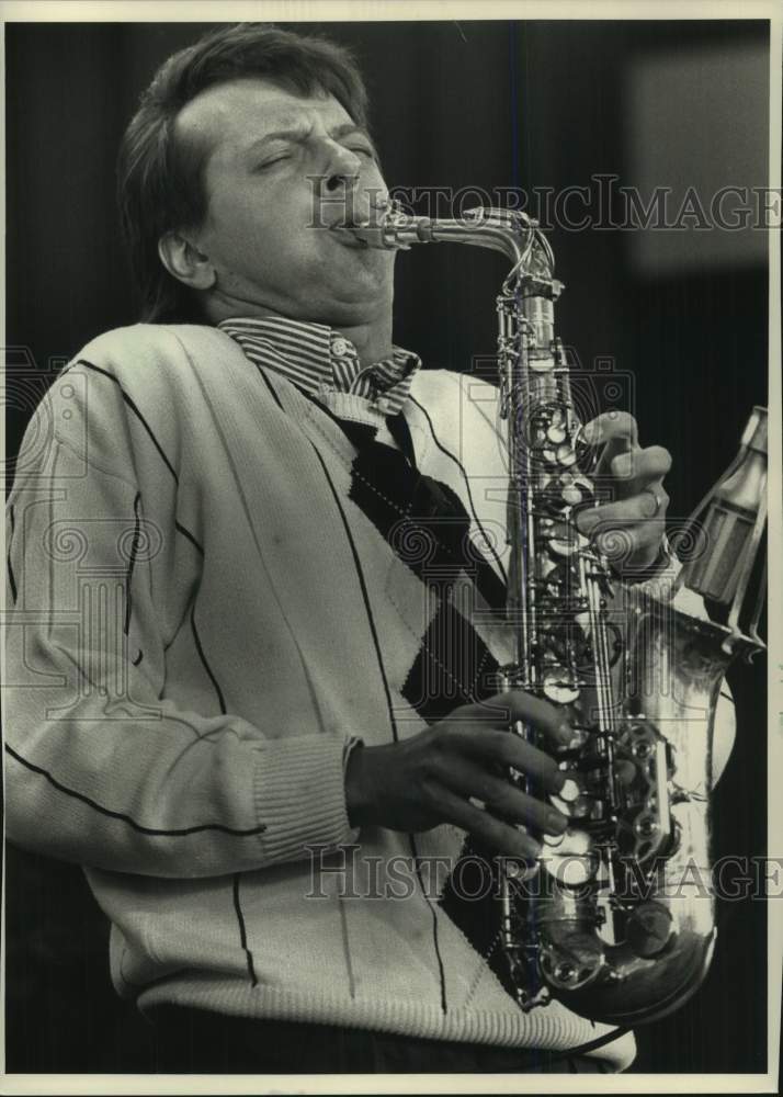 1988 Press Photo Oceans&#39; Warren Wiegratz plays saxophone, Peck Pavilion, WI- Historic Images