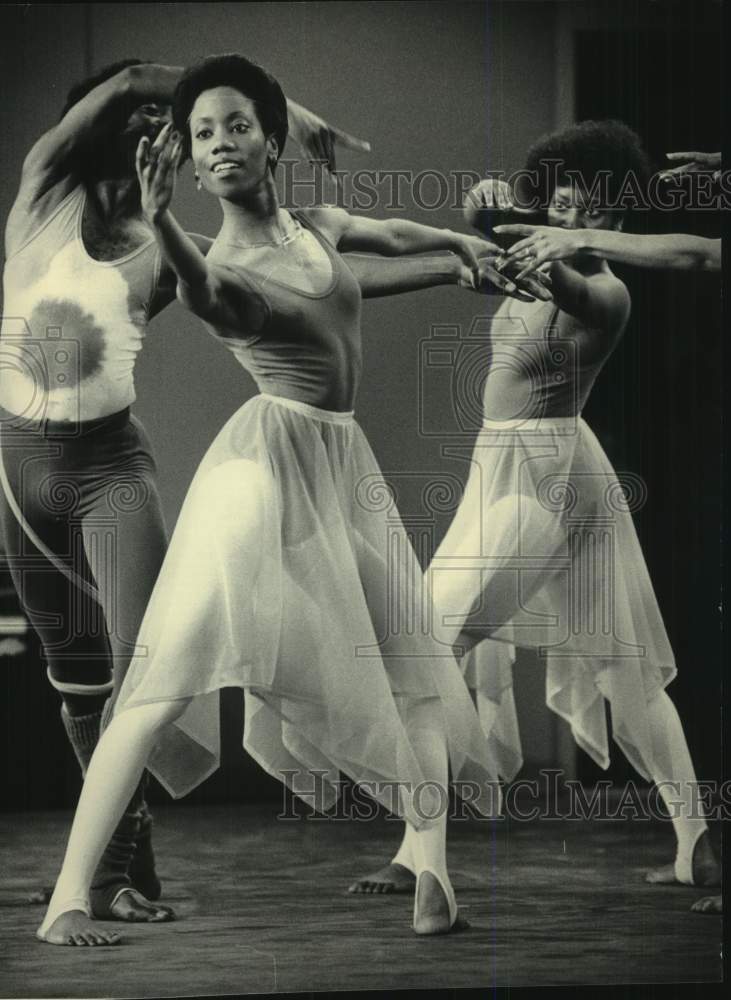 1983 Press Photo Inner City Arts Council Dance Members dancing, Peck Pavilion WI- Historic Images