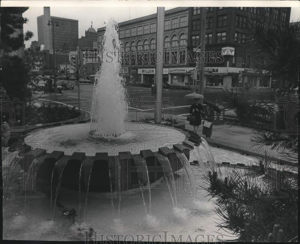 1969 Press Photo Milwaukee Journal newspaper&#39;s new Water Fountain, Wisconsin- Historic Images