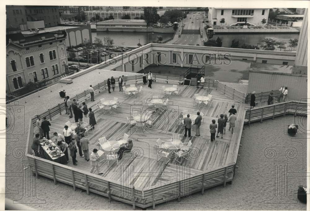 1988 Press Photo New Deck at The Milwaukee Journal Building - mje01666- Historic Images