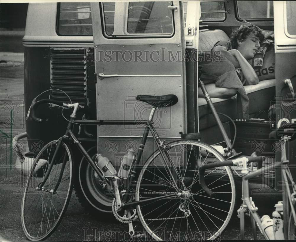 1983 Press Photo Dave MacDonlad resting at Milwaukee Sentinel Cycling Classic- Historic Images