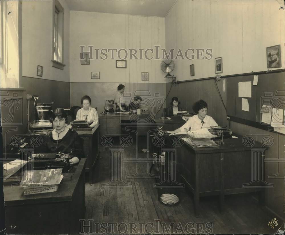 Press Photo The Milwaukee Journal Stenographic Department - mje01700- Historic Images