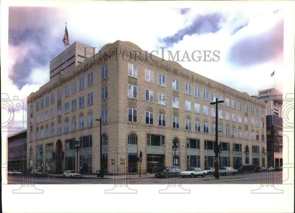 1996 Press Photo The Milwaukee Journal Building Exterior - mje01709- Historic Images