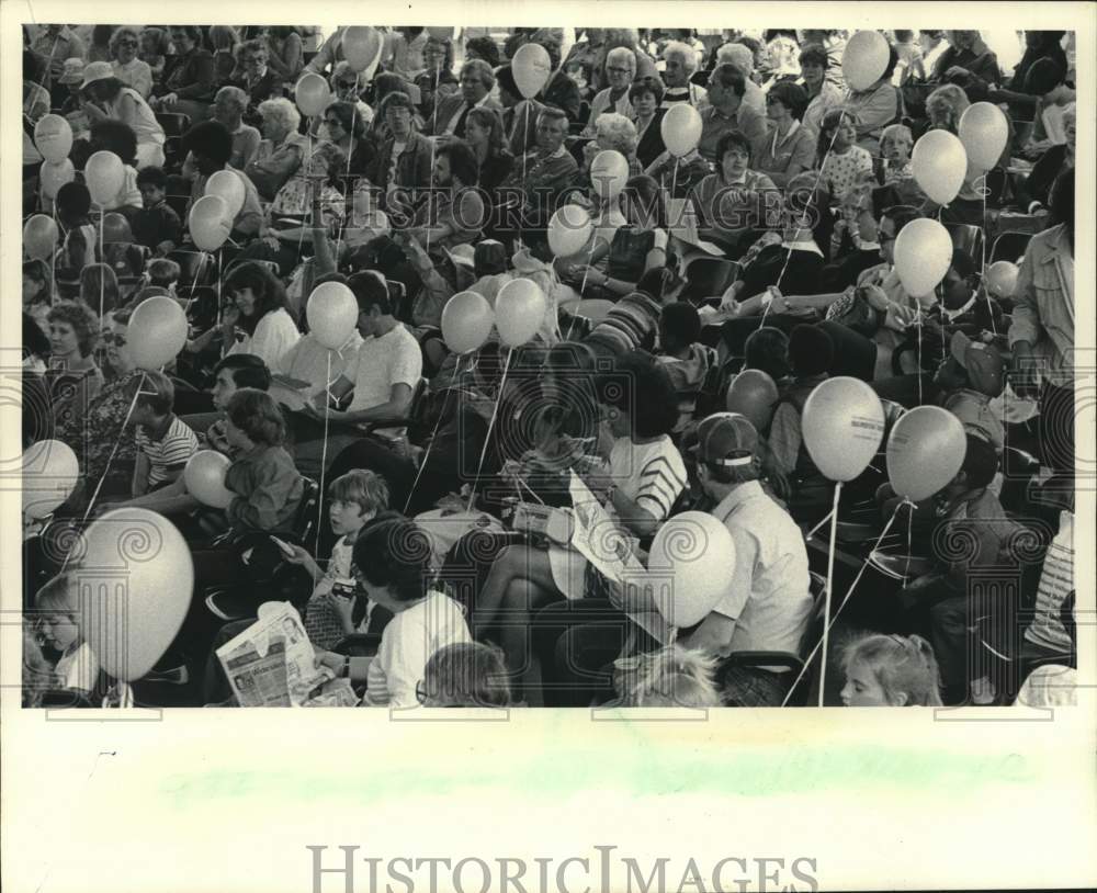 1983 Press Photo Attendees at Rainbow Summer sponsored by Milwaukee Journal- Historic Images