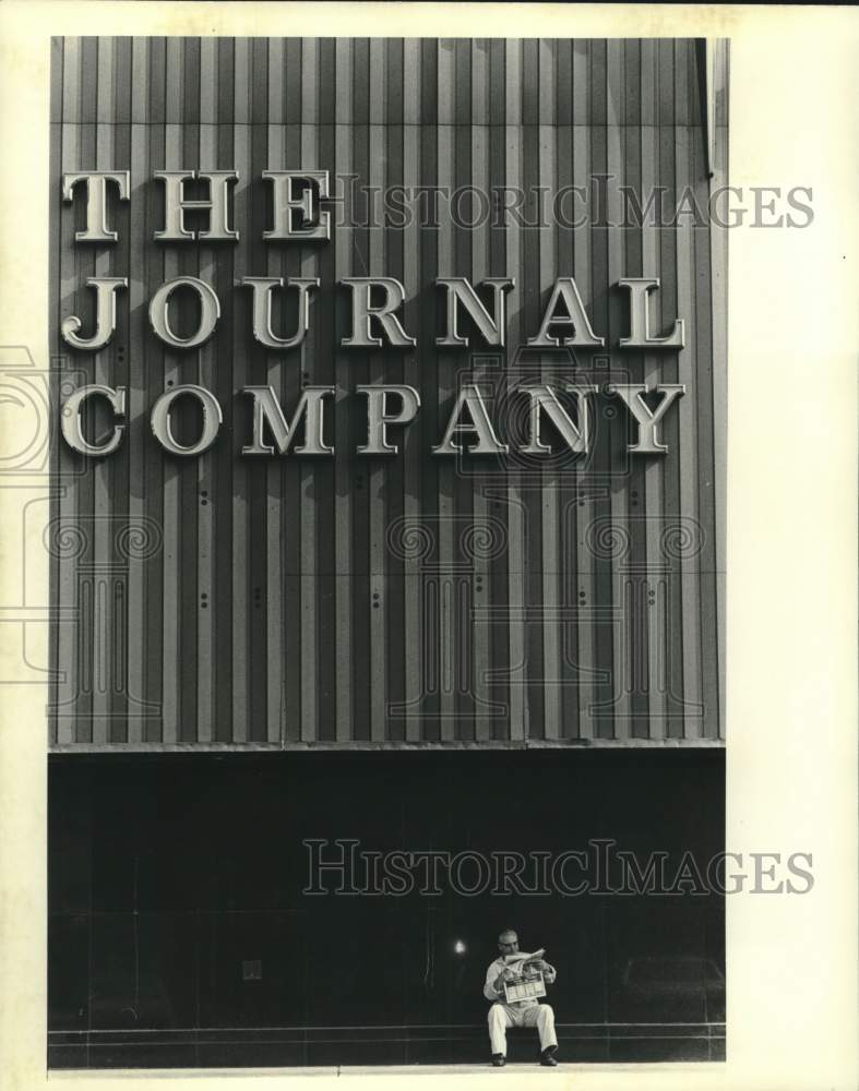 1982 Press Photo Man outside of Milwaukee Journal Buildings - mje01800- Historic Images