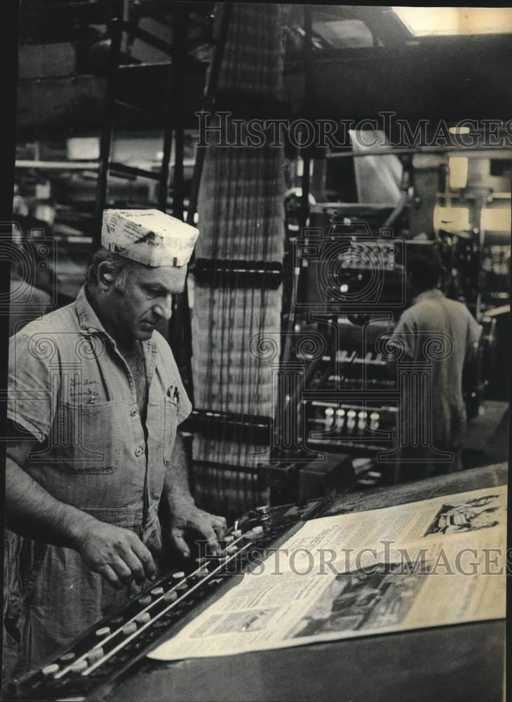 1983 Press Photo Milwaukee Journal Worker inspects Newspaper in Press Room, WI- Historic Images