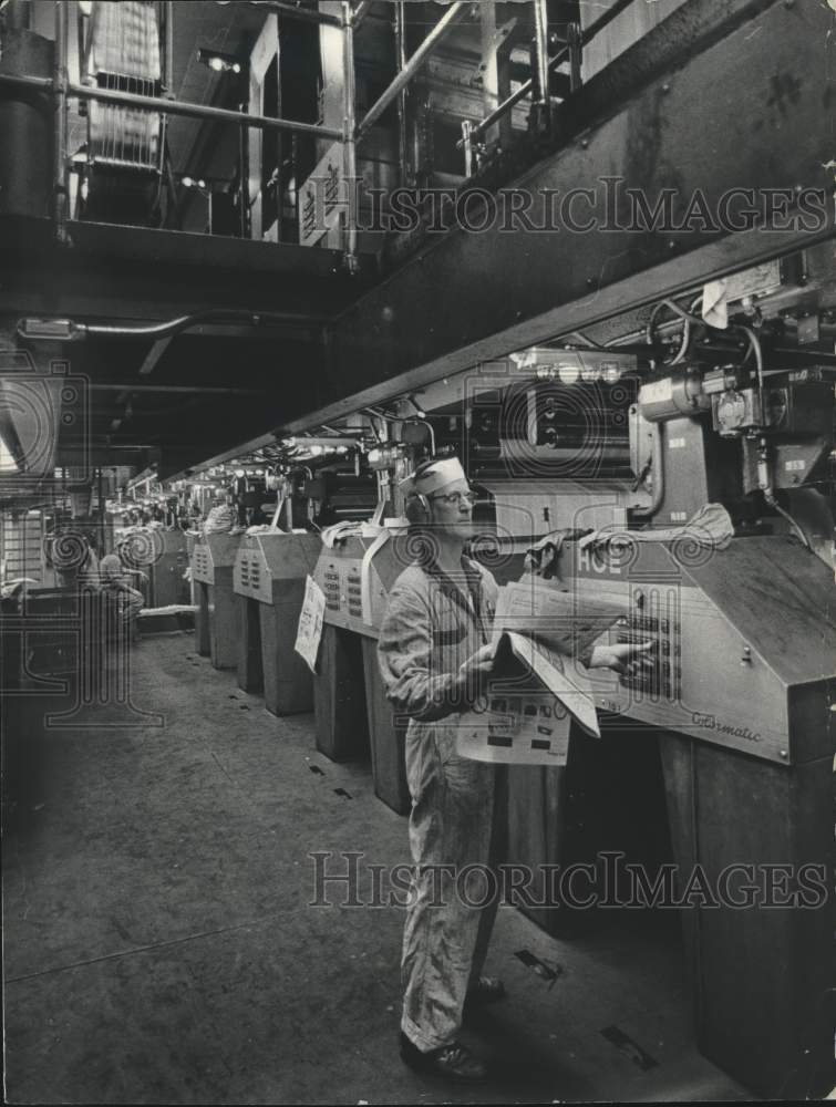 1969 Press Photo Milwaukee Journal's Al Reichard inspects paper, Press Room, WI- Historic Images