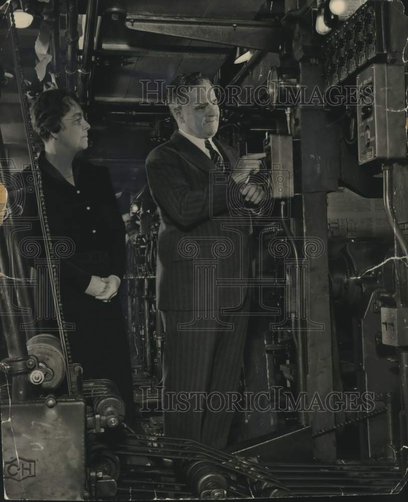 1939 Press Photo The Journal's board chairman, Harry Grant starts new press, WI