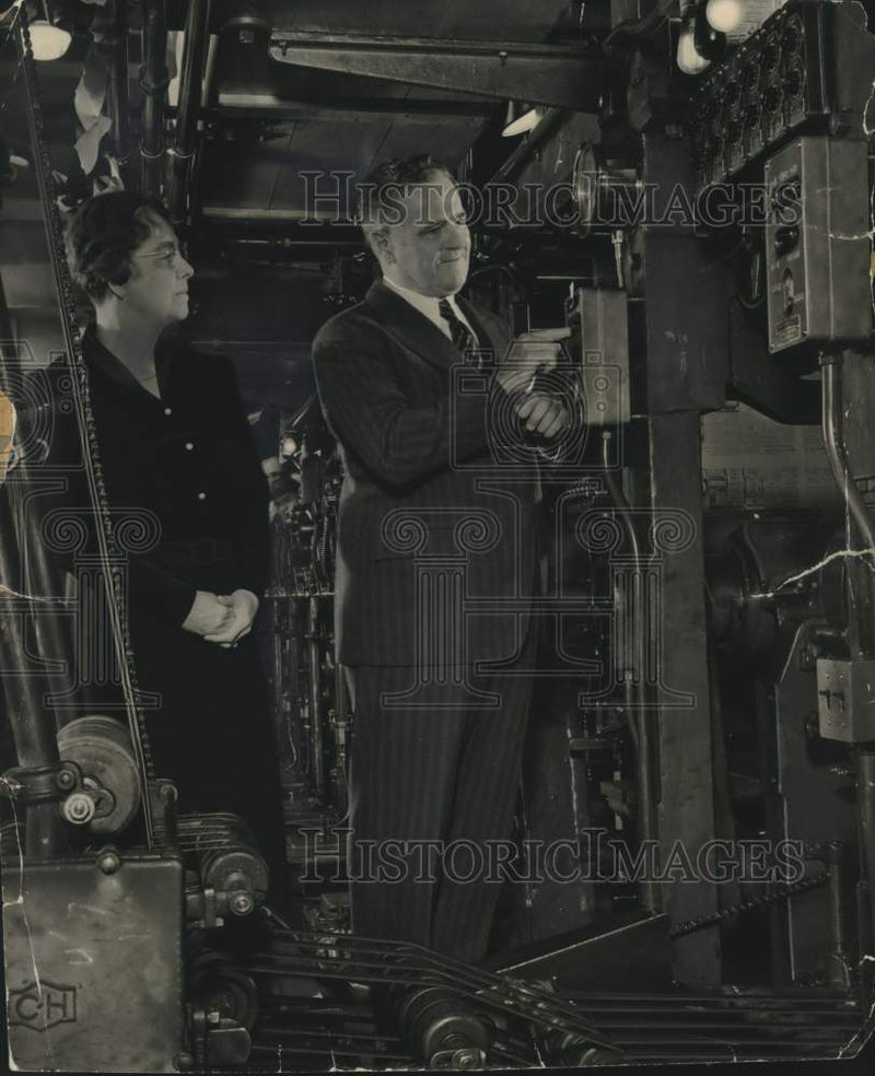 Load image into Gallery viewer, 1939 Press Photo The Journal's board chairman, Harry Grant starts new press, WI
