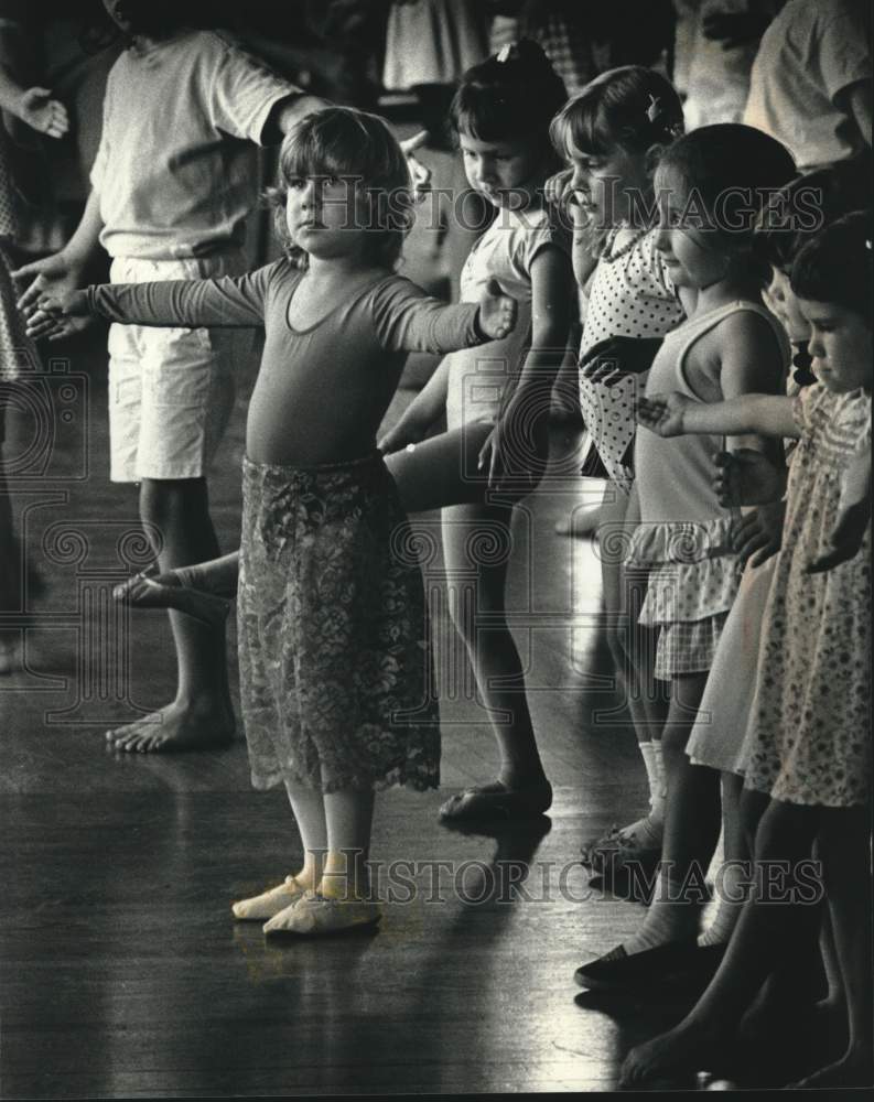 1990 Press Photo Carolyn Arena, &quot;Dancin&#39; Downtown&quot; class, Bradley Pavilion, WI- Historic Images