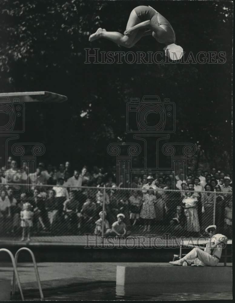 1949 Press Photo Rosemary Schwebs Diving at Milwaukee Journal Water Carnival- Historic Images