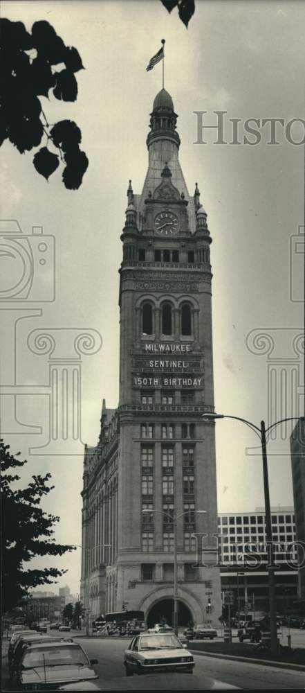 1987 Press Photo City Hall Announcing 150th Birthday of The Milwaukee Sentinel- Historic Images