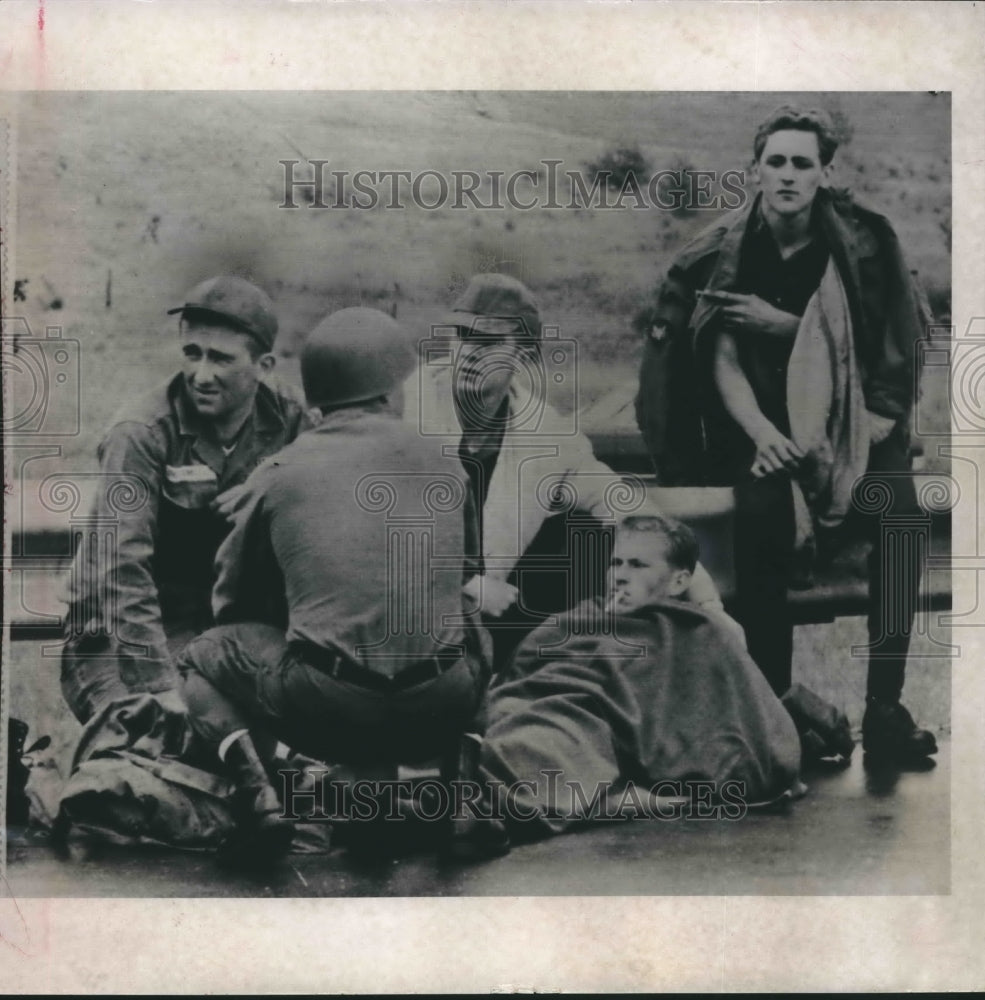 1966 Press Photo Injured national guardsman with others, Wisconsin - mjm01481