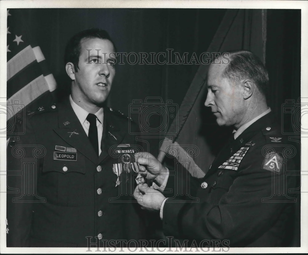 1975 Press Photo Stephen R. Leopold receives awards for gallantry as POW