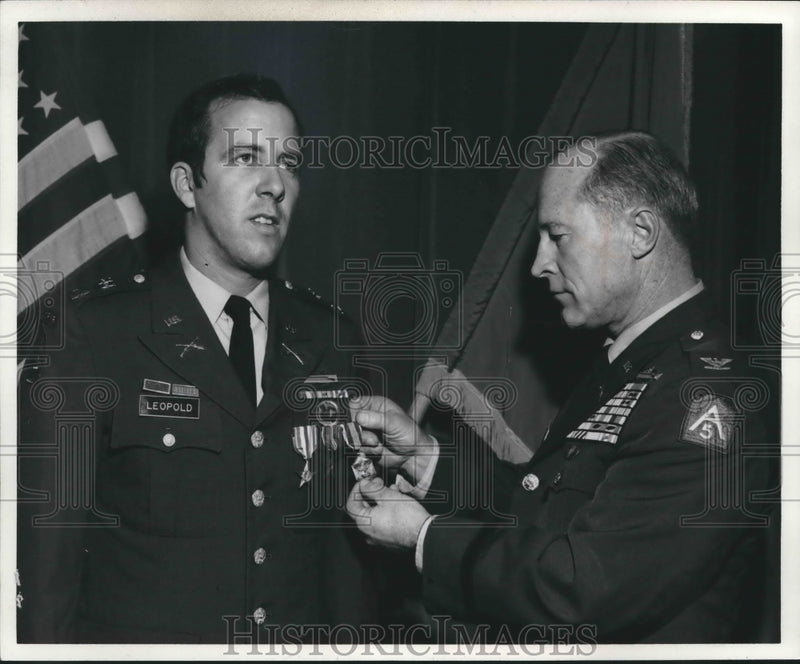 Load image into Gallery viewer, 1975 Press Photo Stephen R. Leopold receives awards for gallantry as POW
