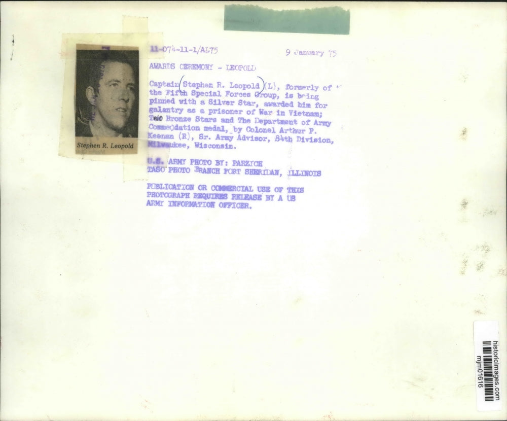 1975 Press Photo Stephen R. Leopold receives awards for gallantry as POW