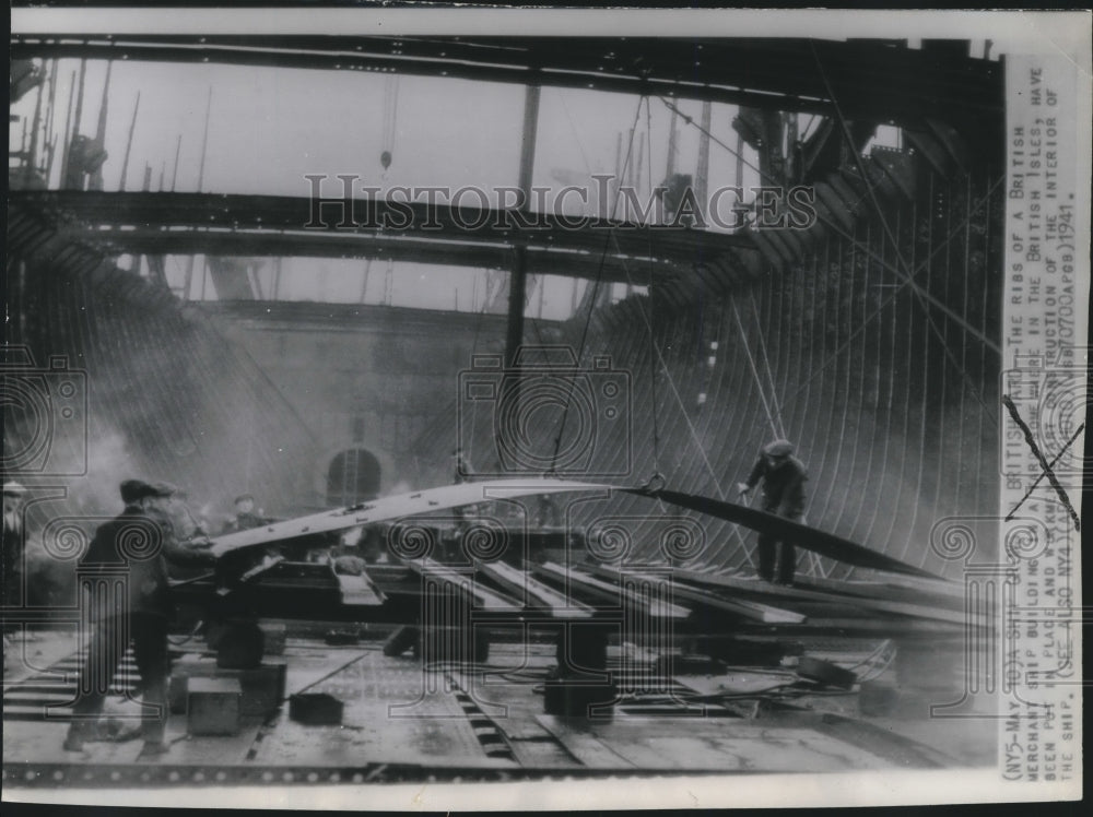1941 Press Photo World War II - Shipyard Workers in British Isles - mjm01684