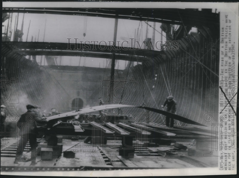 Load image into Gallery viewer, 1941 Press Photo World War II - Shipyard Workers in British Isles - mjm01684

