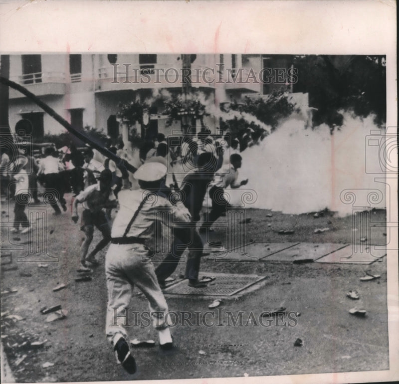 Load image into Gallery viewer, 1963 Press Photo Vietnamese police chasing Buddihist rioters in Saigon
