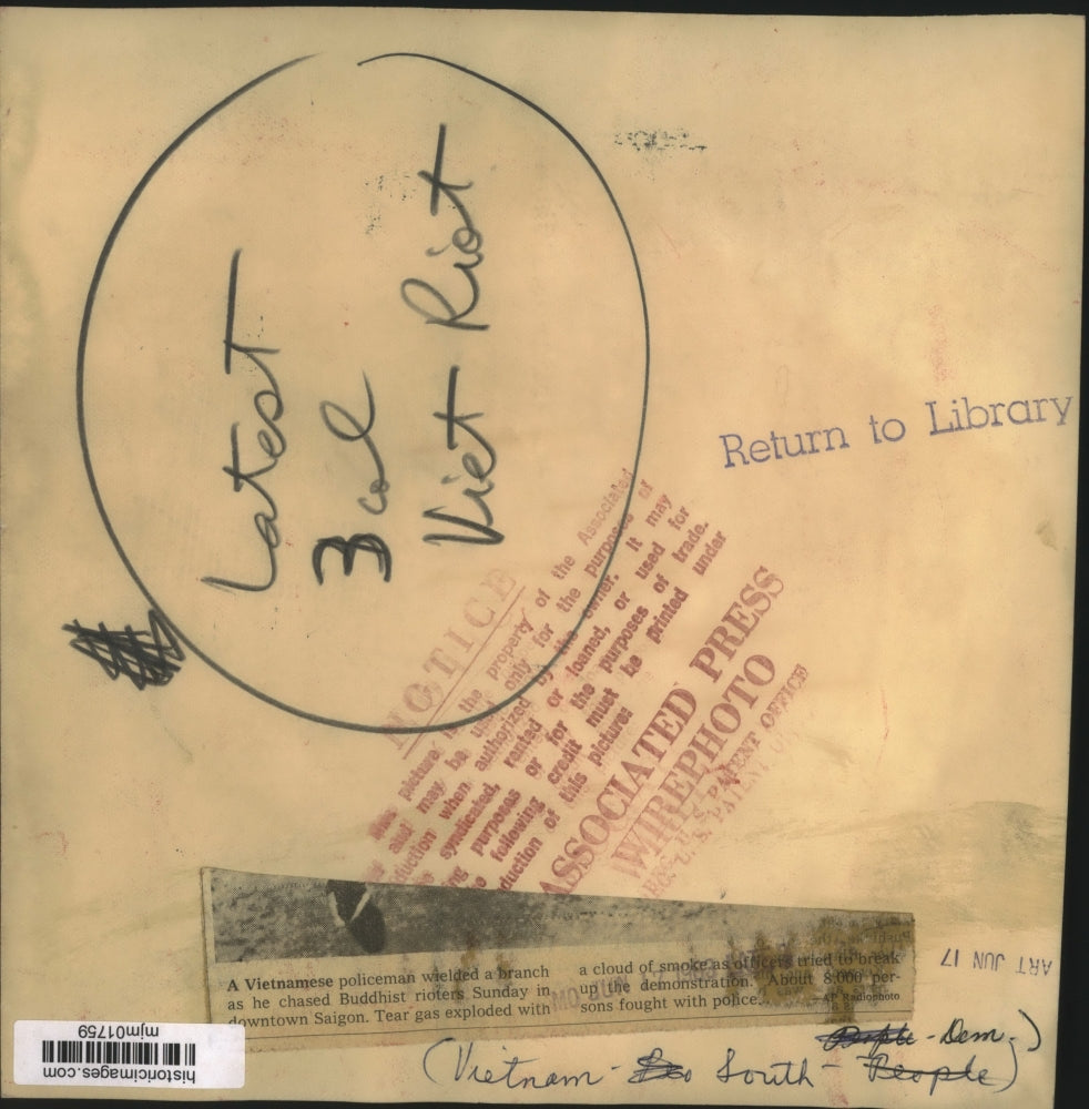 1963 Press Photo Vietnamese police chasing Buddihist rioters in Saigon