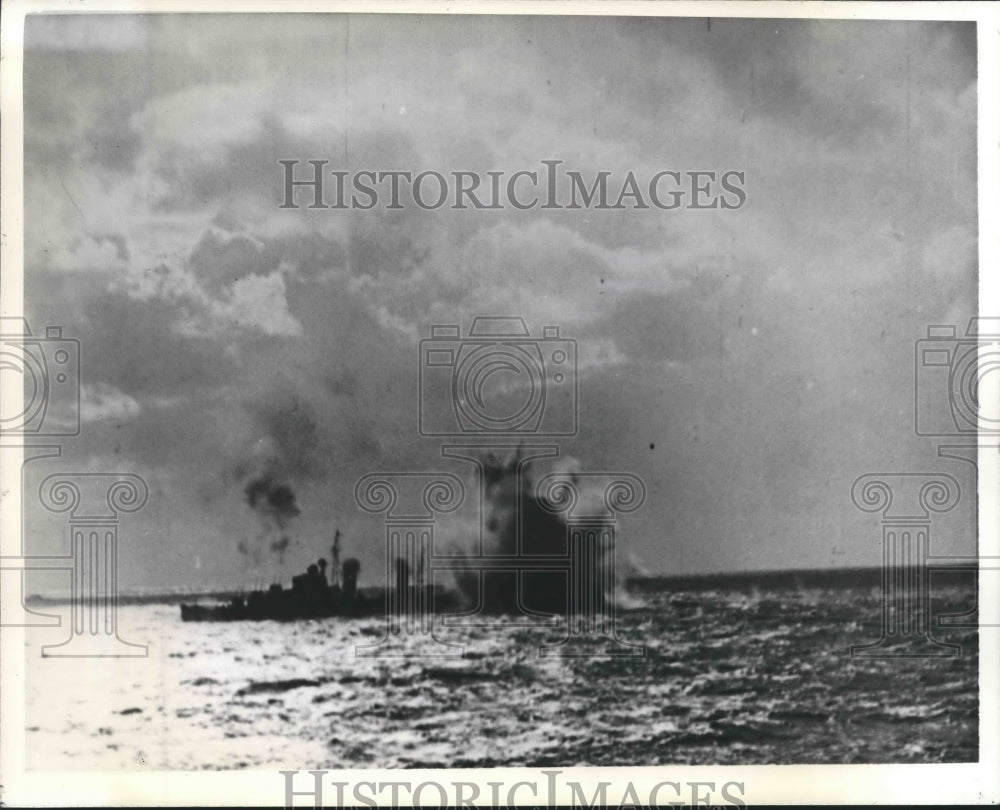 1942 Press Photo Bomb Misses British Destroyer As Ship's Anti-Aircraft Guns Fire- Historic Images