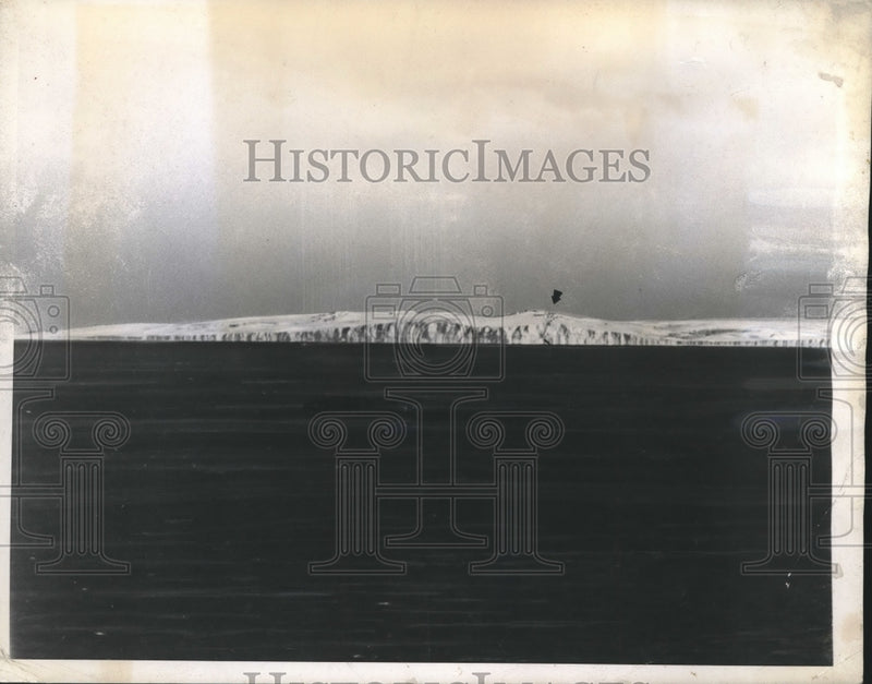 Load image into Gallery viewer, 1943 Press Photo Cape Gris Nez lighthouse on the coast of France - mjm01808

