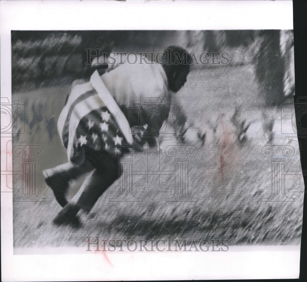 1962 Press Photo Congo - Demonstrator at Consulate in Katanga Province