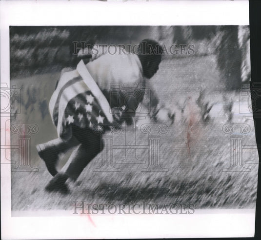 1962 Press Photo Congo - Demonstrator at Consulate in Katanga Province