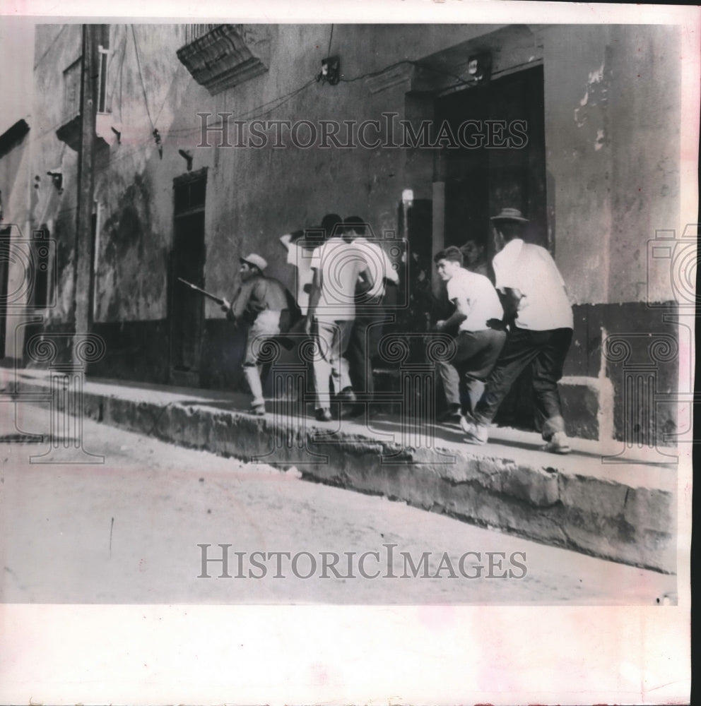 1965 Press Photo Rebels and prisoner ducking fire on a street in Santo Domingo