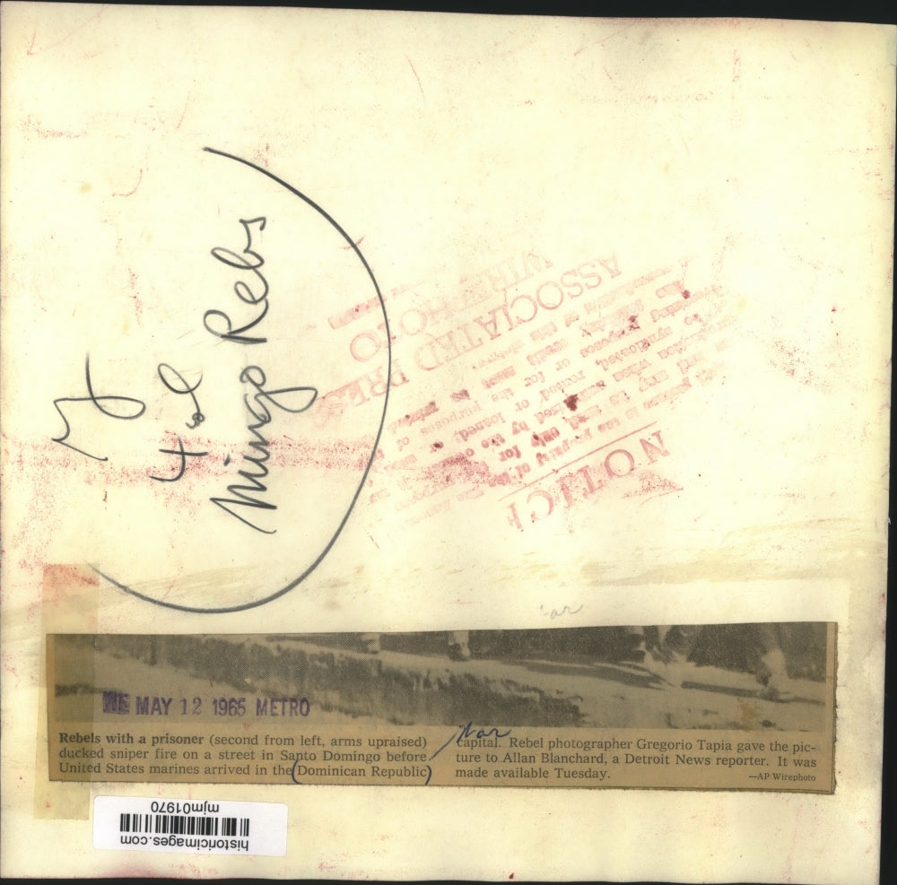 1965 Press Photo Rebels and prisoner ducking fire on a street in Santo Domingo