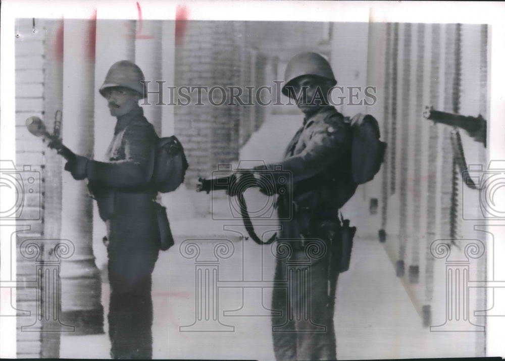 1961 Press Photo UN Ghurkas on guard at Elisabethville post office, Belgium
