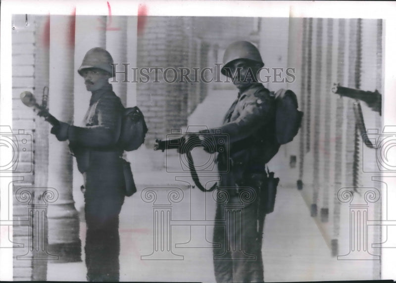 Load image into Gallery viewer, 1961 Press Photo UN Ghurkas on guard at Elisabethville post office, Belgium
