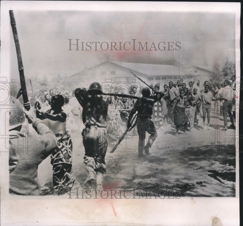 Load image into Gallery viewer, 1962 Press Photo UN troops scuffle with Congolese women at roadblock - mjm02042

