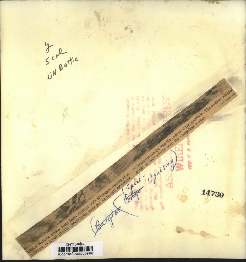 1962 Press Photo UN troops scuffle with Congolese women at roadblock - mjm02042